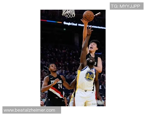 姚明单手打爆对手瞬间引发全场惊叹球迷热议传奇巨星的力量与技巧