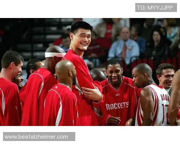 姚明在对抗快船的比赛中展现出无与伦比的篮球技巧与领导力